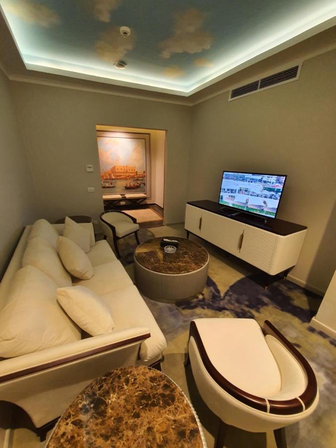 Fleet Club Mahrousa Alexandria Kültér fotó A living room in a suite at the hotel