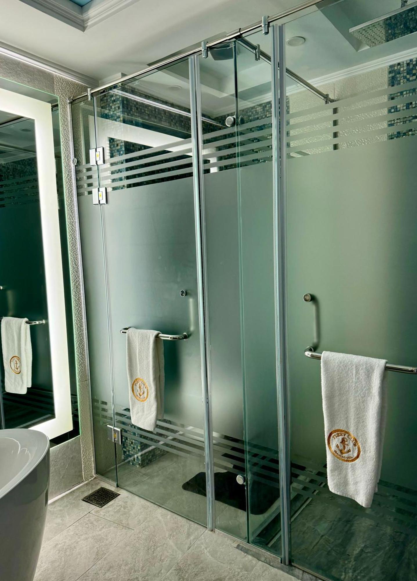 Fleet Club Mahrousa Alexandria Kültér fotó A shower door