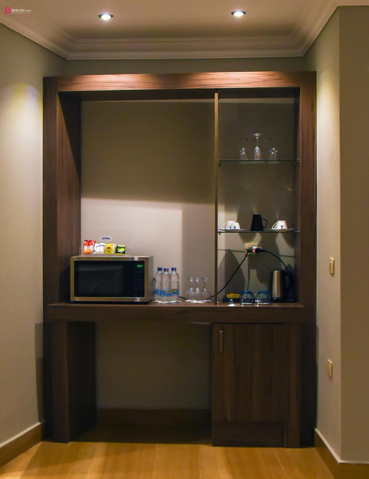 Fleet Club Mahrousa Alexandria Kültér fotó A wet bar in a hotel room